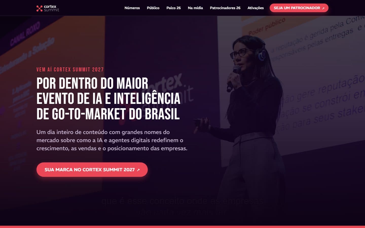 Abertura da página do Cortex Summit com a palestrante no palco